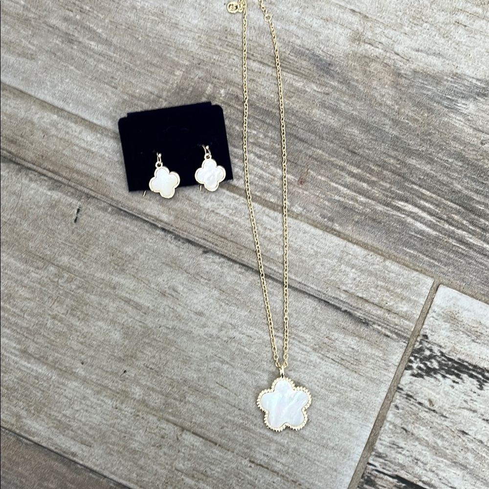 Elegant gold and pearlized Clover Jewelry Set Brand new